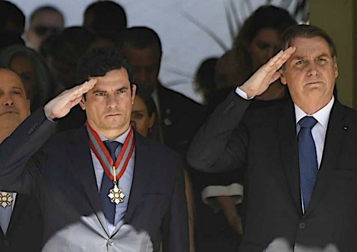 por-que-moro-se-mantem-no-governo-por-luis-nassif-moro-bolso-continencia-696x491