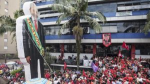 9nov2019---militantes-levam-boneco-gigante-do-ex-presidente-lula-a-sede-do-sindicato-dos-metalurgicos-do-abc-em-sao-bernardo-do-campo-sp-1573315803038_v2_750x421