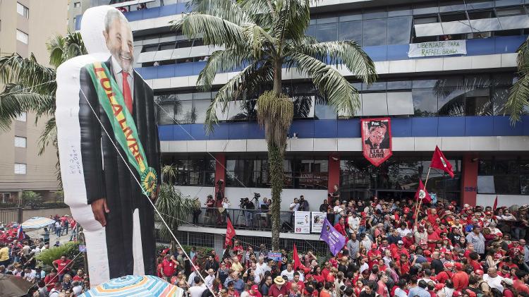 9nov2019---militantes-levam-boneco-gigante-do-ex-presidente-lula-a-sede-do-sindicato-dos-metalurgicos-do-abc-em-sao-bernardo-do-campo-sp-1573315803038_v2_750x421