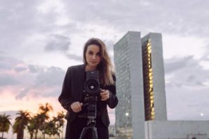 petra-costa-durante-as-filmagens-do-documentario-democracia-em-vertigem-1578934711467_v2_900x506