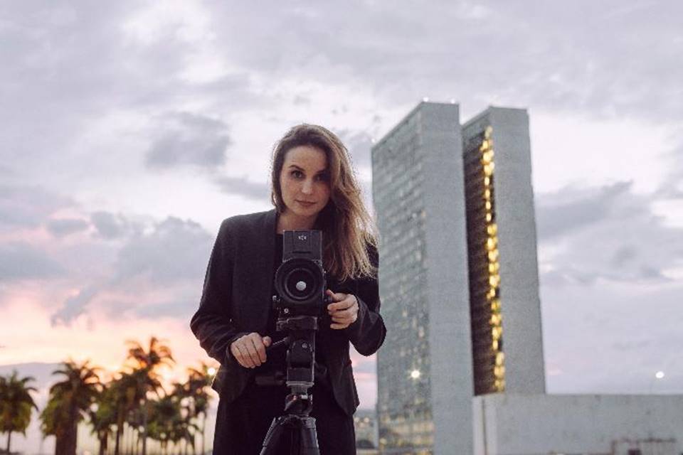 petra-costa-durante-as-filmagens-do-documentario-democracia-em-vertigem-1578934711467_v2_900x506
