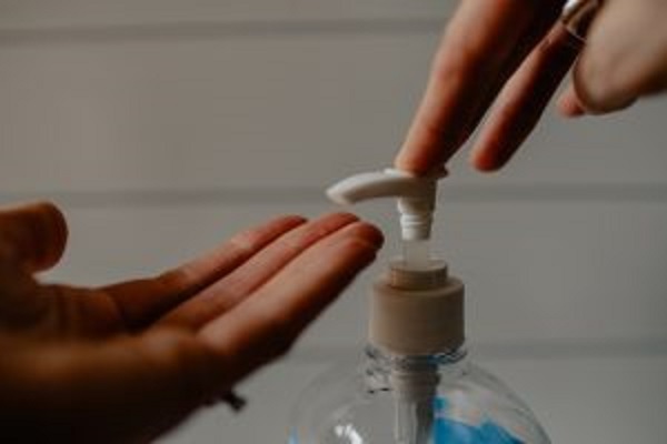 professor-da-ufsc-especialista-em-pandemias-indica-medidas-de-protecao-para-a-ida-ao-mercado-kelly-sikkema-w1xbzlrdk8o-unsplash-300x200-1