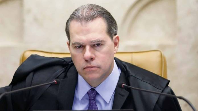 dias-toffoli-danca-a-beira-do-precipicio-na-visao-de-conrado-hubner-mendes-diastoffoli2-696x392