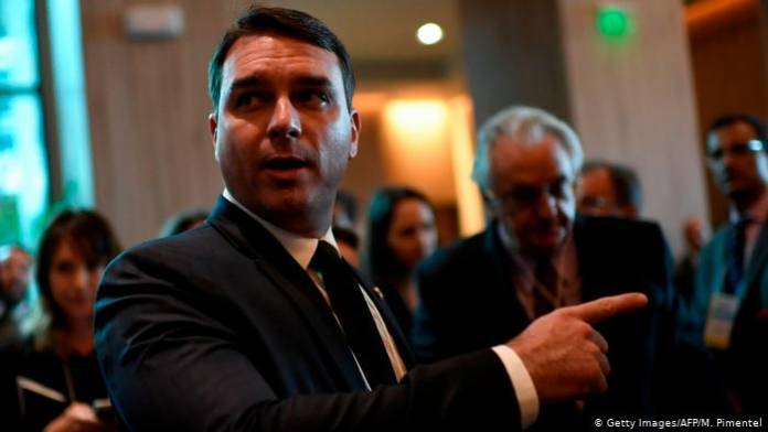 flavio-e-queiroz-eram-alvo-de-investigacao-conforme-denuncia-de-vazamento-da-pf-flavio-bolsonaro-696x392