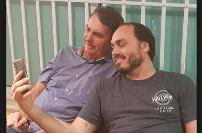 stf-encaminha-pedido-de-apreensao-dos-celulares-de-bolsonaro-e-carlos-a-pgr-celular-696x457
