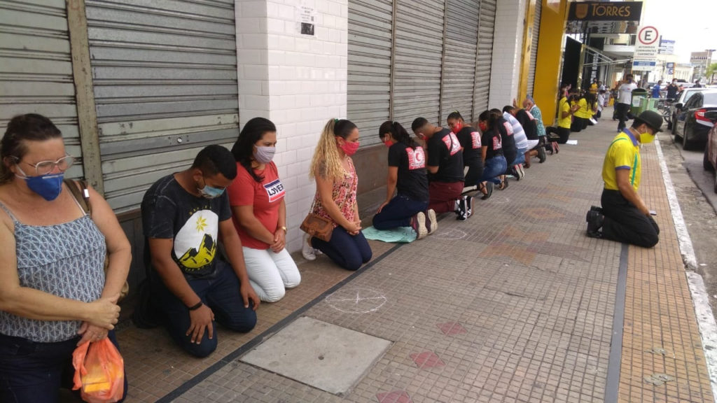trabalhadores-ajoelhados-orig