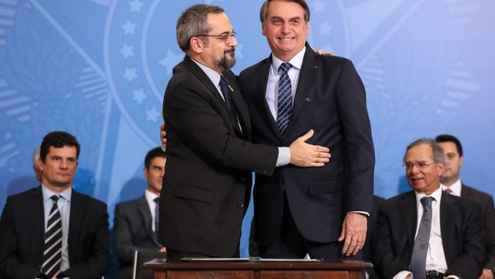 antes-de-mp-bolsonaro-ja-interferia-em-reitores-de-universidades-weintraub-bolsonaro-696x392