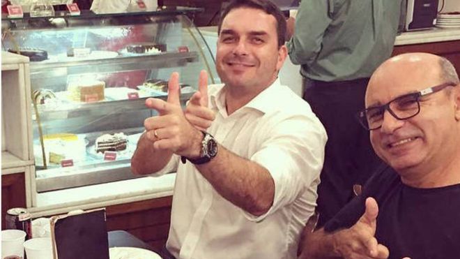 bolsonaro-se-manifesta-sobre-prisao-de-queiroz-nao-estava-foragido-fabricio-queiroz-estava-em-atibaia-sp-e-e-preso-na-casa-do-advogado-de-flavio-bolsonaro-queiroz-e-flavio-bolsonaro