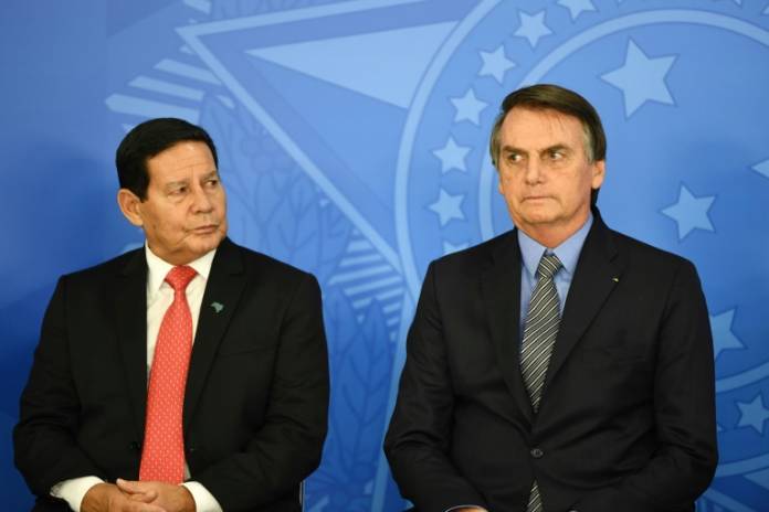 medo-de-cassacao-faz-mourao-radicalizar-no-discurso-contra-manifestantes-mourao-e-bolsonaro-696x464