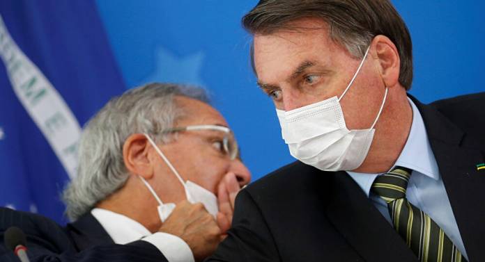 o-batedor-de-carteira-dos-trabalhadores-brasileiros-por-lauro-mattei-guedes-bolsonaro-mascaras-696x377