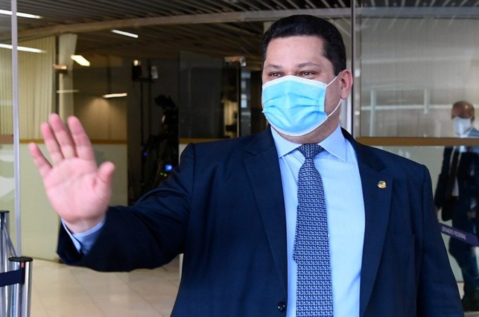 presidente-do-congresso-devolve-pm-que-dava-poderes-a-weintraub-sobre-reitorias-davi-alcolumbre-696x461