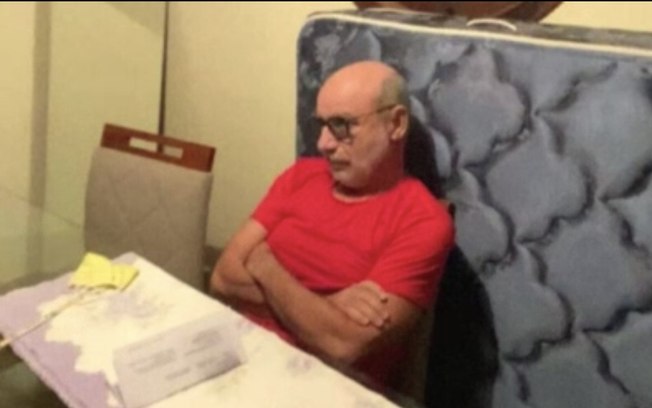 b-o-diz-que-celular-pasta-com-documentos-e-dinheiro-foram-apreendidos-com-queiroz-fabricio-queiroz