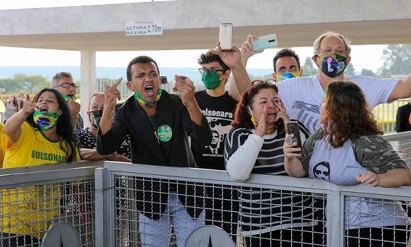 bolsonaro-de-macho-man-a-sindrome-do-coitadinho-palacio-da-alvorada-credito-folha-de-s-paulo