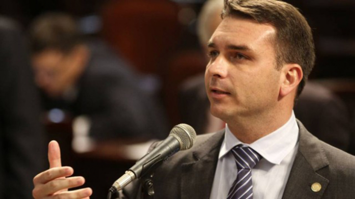 flavio-bolsonaro-pheeno-capa-696x391