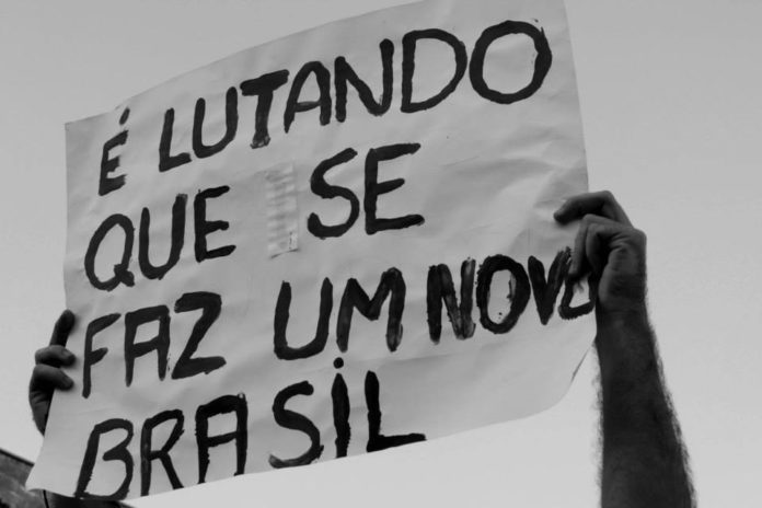 movimentos-sociais-sindicatos-e-academicos-lancam-manifesto-pela-frente-unica-de-esquerda-cartaz-protesto-criativo-11-696x464