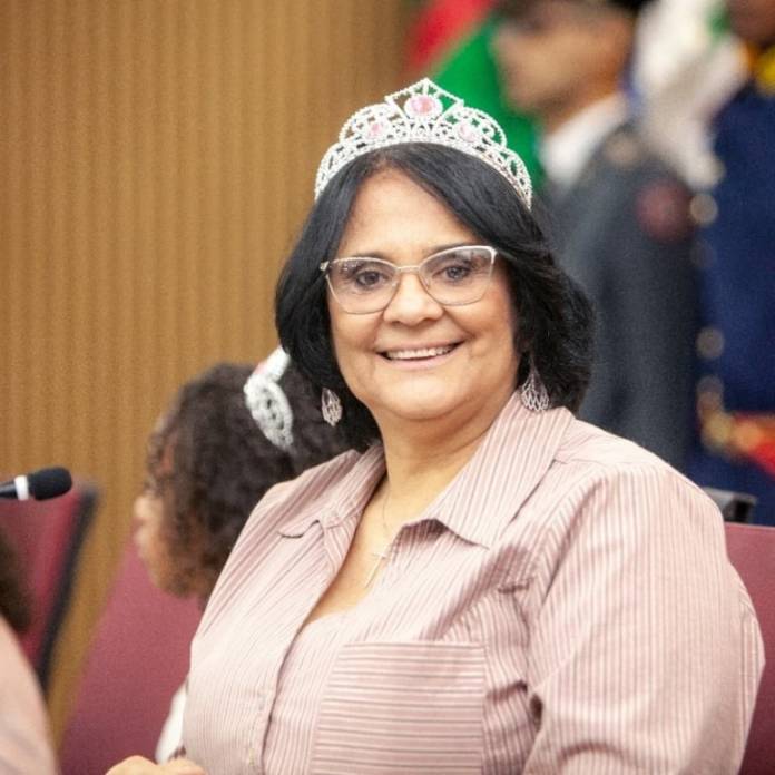 festa-de-princesa-nao-e-politica-publica-contra-rascismo-damares-alves-princesa-696x696