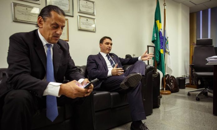 wassef-o-advogado-que-hospedava-queiroz-e-amigo-da-familia-bolsonaro-desde-2014-wassef-flavio-advogado-696x418