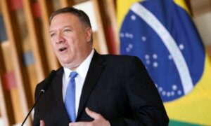 saudade-de-tirar-os-sapatos-por-carol-proner-mike-pompeo-marcelo-camargo-agencia-brasil-696x417