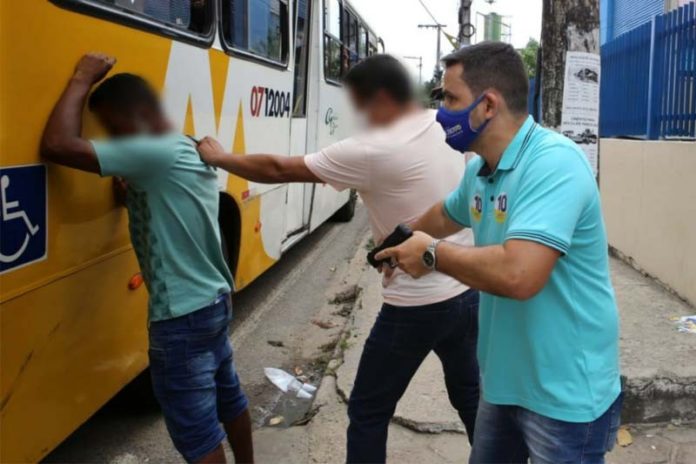 candidato-bolsonarista-e-suspeito-de-forjar-assalto-para-aparecer-como-heroi-armado-nas-redes-assalto-696x464