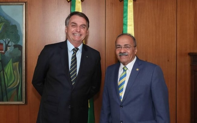 dinheiro-nas-nadegas-de-aliado-e-outro-golpe-em-bolsonaro-diz-the-guardian-bolsonaro-e-chico