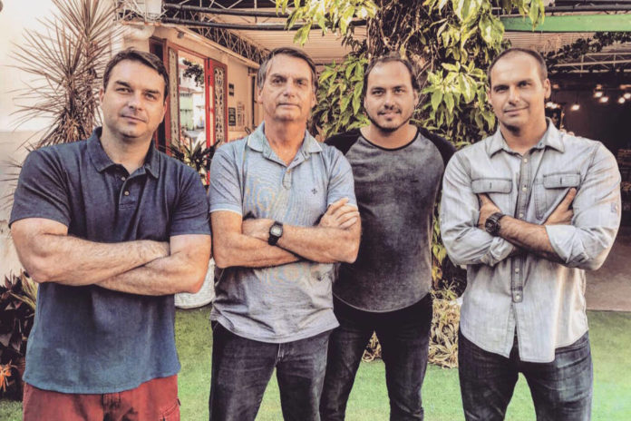 familia-bolsonaro-doou-dinheiro-vivo-entre-si-para-bancar-campanhas-eleitorais-jair-bolsonaro-e-familia-696x464