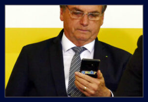 Bolsonaro-mourão-telefone-celular-4-696x480