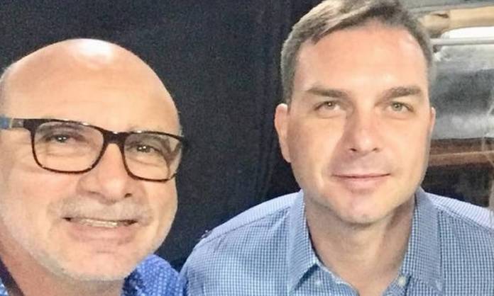 as-versoes-falsas-de-flavio-bolsonaro-sobre-o-caso-queiroz-queiroz-696x418
