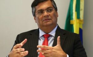 depois-de-doria-dino-anuncia-que-quer-autonomia-para-adquirir-vacina-barrada-pela-anvisa-flavio-dino-696x428