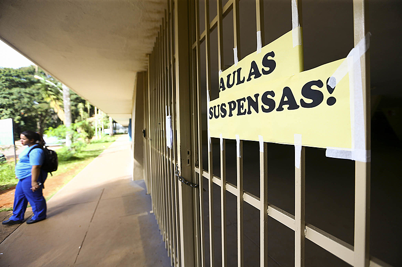 Governo do DF suspende aulas para evitar ampliação de casos do novo corona vírus.