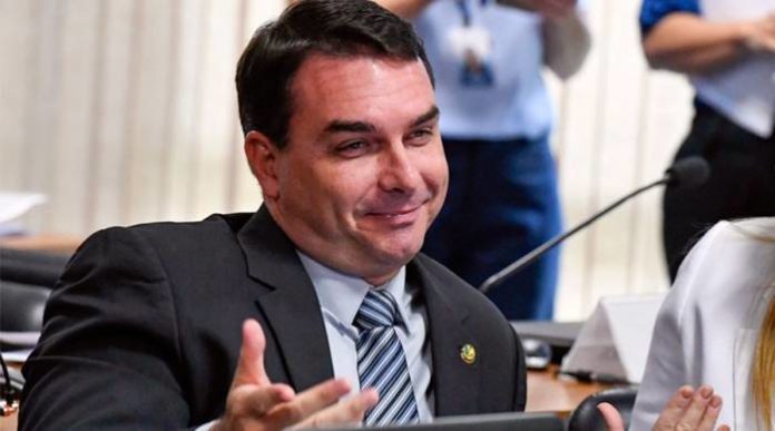 alerj-pagou-vale-alimentacao-de-queiroz-e-familiares-de-miliciano-flavio-bolsonaro-senado-696x387