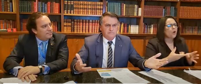 jornalggn.com.br-bolsonaro-chama-cpi-de-xaropada-senadores-de-canalhas-e-defende-cloroquina-bolso-live-696x291