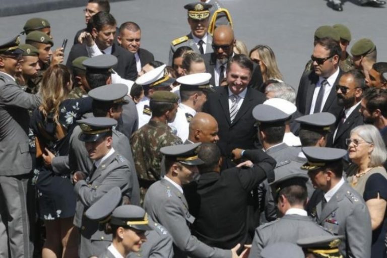 bolsonaro-e-militares-768x512