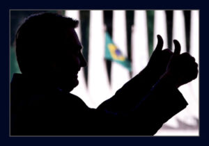 Jair_Bolsonaro_Cabo_Verde_Silhueta_Positivo_Dedo_2B-696x487
