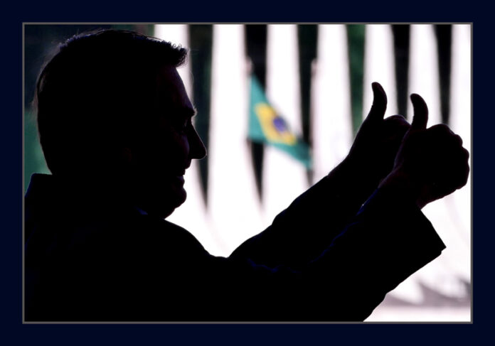 Jair_Bolsonaro_Cabo_Verde_Silhueta_Positivo_Dedo_2B-696x487
