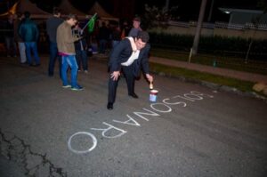 gastao-schefer-pintando-asfalto-foto-eduardo-matysia