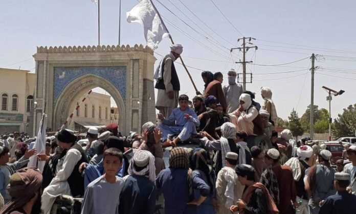 jornalggn.com.br-x94795934-topshottaliban-fighters-stand-on-a-vehicle-along-the-roadside-in-kandahar-on-august.pagespeed.ic_.p8ivmn8nbg-696x418