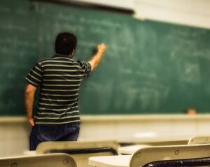 aula-educacao-professor-sala-de-aula-ensino-quadro-negro