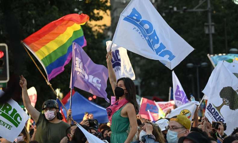 apoiadores-do-candidato-presidencial-chileno-gabriel-boric-do-partido-apruebo-dignidad-comemoram-apos-os-primeiros-resultados-oficiais-do-segundo-turno-presidencial-em-santiago-em-_4_111669