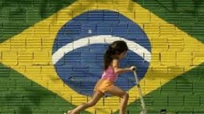 jornalggn.com.br-na-contramao-do-mundo-privatizacao-a-brasileira-acentua-desigualdade-e-nao-gera-retorno-efetivo-ao-pais-fotorbandeirameninapatinete