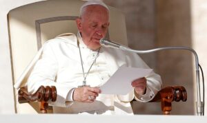 O Papa Francisco participa da audiência geral semanal no Vaticano,