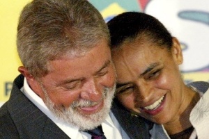 o-presidente-luiz-inacio-lula-da-silva-abraca-a-ministra-do-meio-ambiente-marina-silva-durante-cerimonia-no-palacio-do-planalto-em-marco-de-2006-1412628160904_300x200