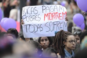 Mulheres defendem a legalização do aborto em protesto, no RJ