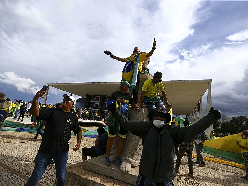 Manifestantes invadem Congresso, STF e Palácio do Planalto.
