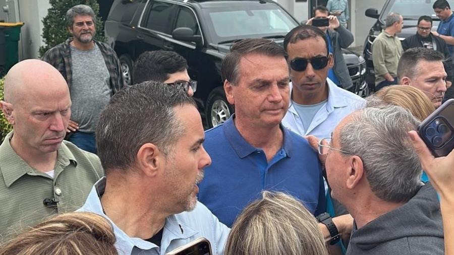 bolsonaro-sauda-apoiadores-em-frente-a-casa-onde-esta-hospedado-nos-eua-1672521443865_v2_900x506