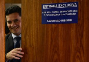moro-atras-da-porta