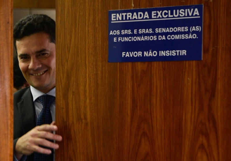 moro-atras-da-porta