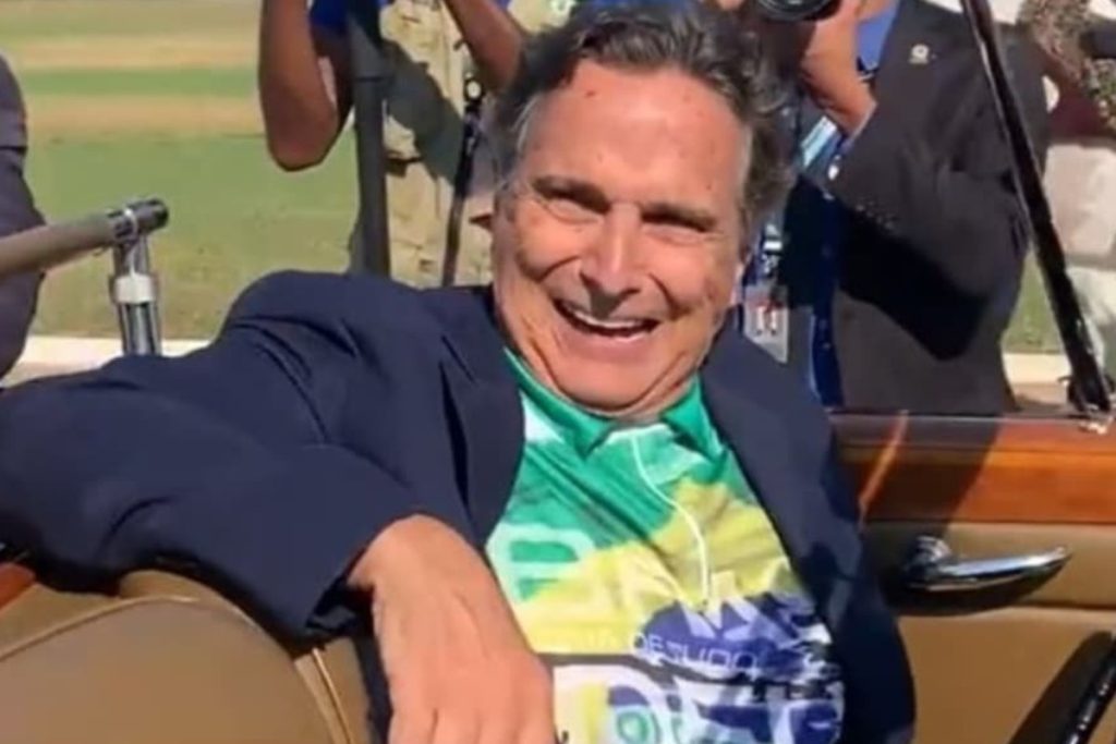 nelson-piquet-posando-em-carro-com-camiseta-da-bandeira-do-brasil