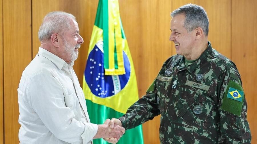 o-presidente-lula-com-o-general-tomas-miguel-ribeiro-paiva-novo-comandante-do-exercito-1674341450395_v2_900x506