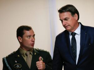 18jun2019-mauro-cid-entao-ajudante-de-ordens-conversa-com-bolsonaro-apos-uma-reuniao-no-palacio-do-planalto-1678473874581_v2_4x3-1-scaled