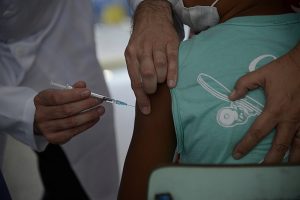 O secretário municipal de Saúde do Rio, Daniel Soranz aplica a p